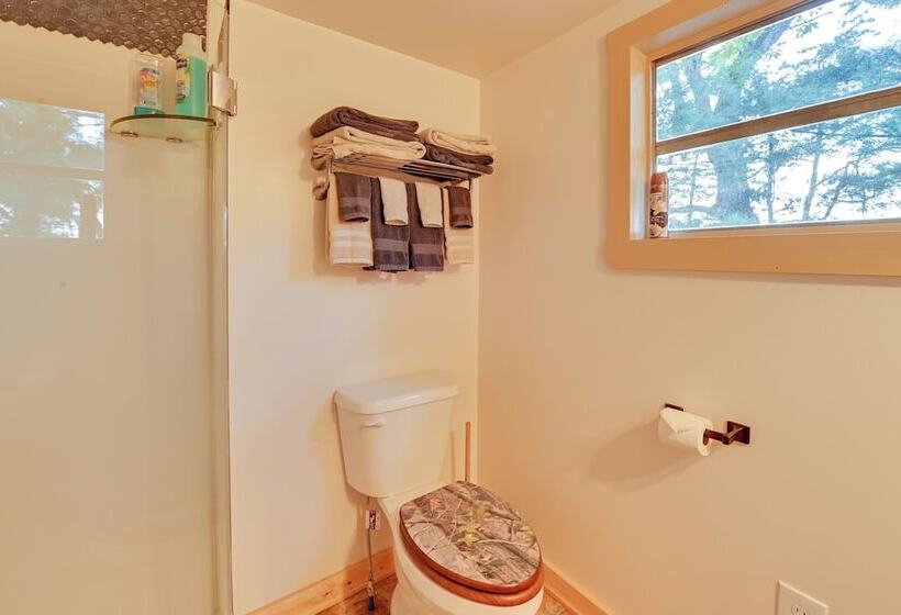 Cozy Beattyville Cabin W/ Fire Pit & Hot Tub