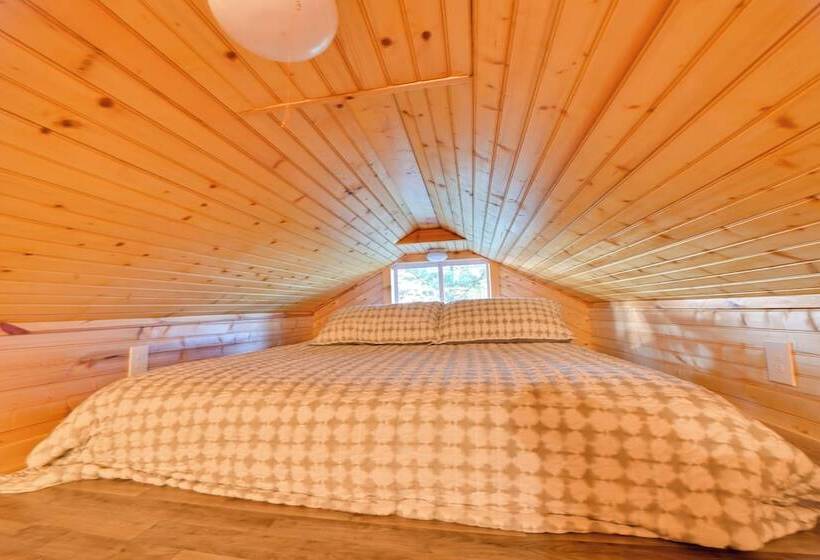 Cozy Beattyville Cabin W/ Fire Pit & Hot Tub