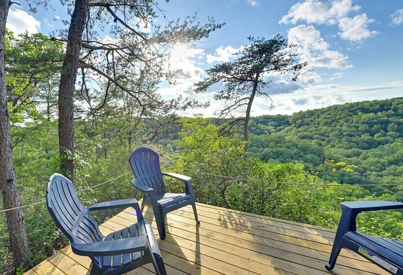 Cozy Beattyville Cabin W/ Fire Pit & Hot Tub