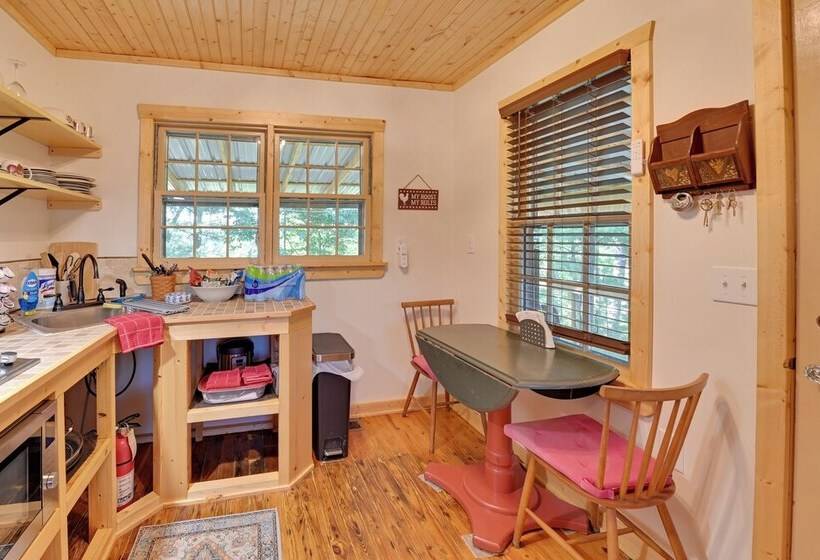 Cozy Beattyville Cabin W/ Fire Pit & Hot Tub