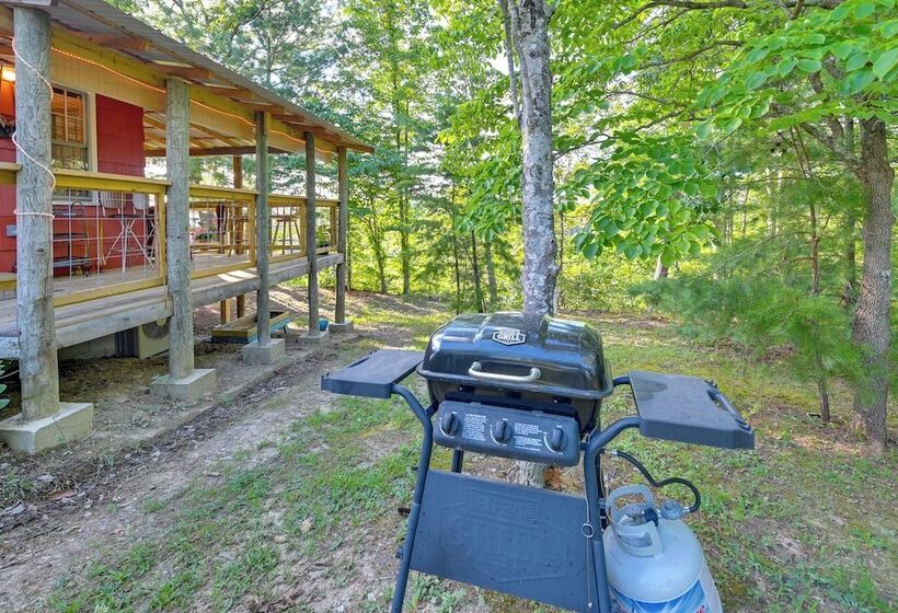 Cozy Beattyville Cabin W/ Fire Pit & Hot Tub