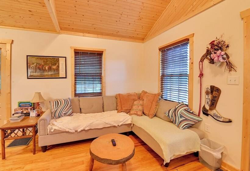 Cozy Beattyville Cabin W/ Fire Pit & Hot Tub