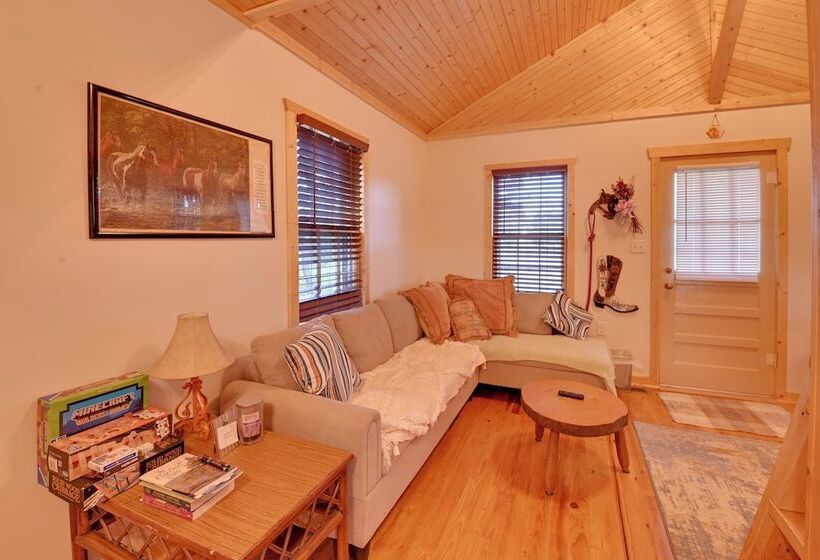 Cozy Beattyville Cabin W/ Fire Pit & Hot Tub