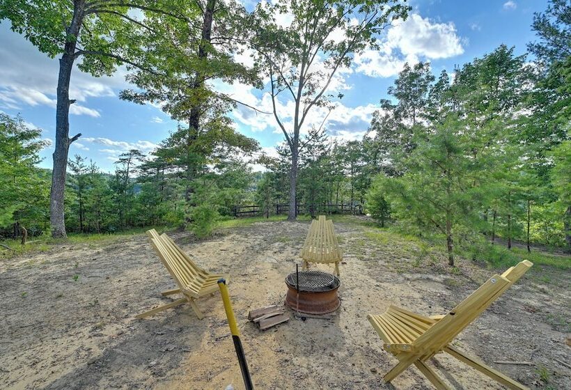 Cozy Beattyville Cabin W/ Fire Pit & Hot Tub
