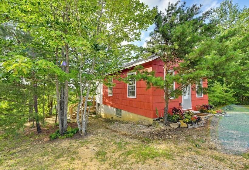 Cozy Beattyville Cabin W/ Fire Pit & Hot Tub