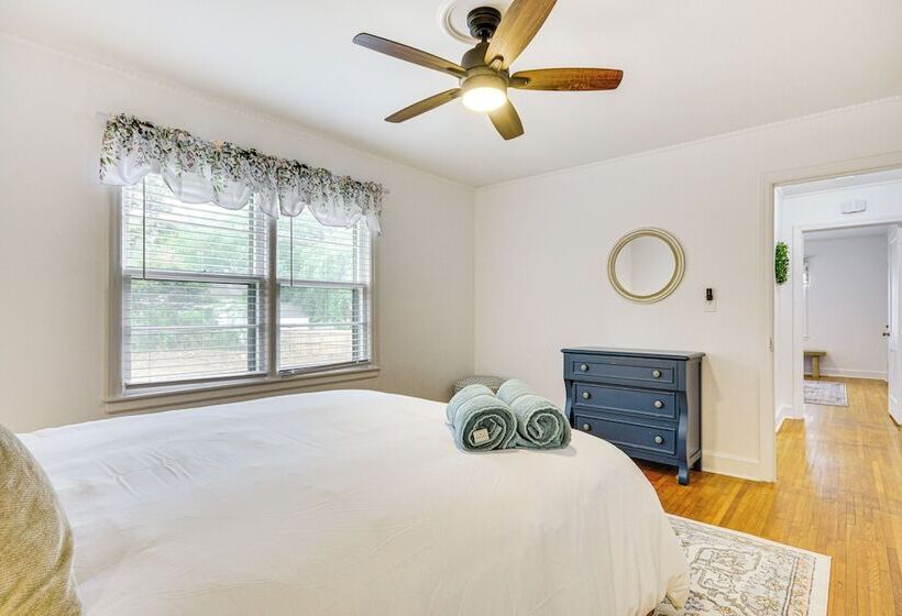 Dogwood Cottage  W/ Fireplace: 1 Mi To University