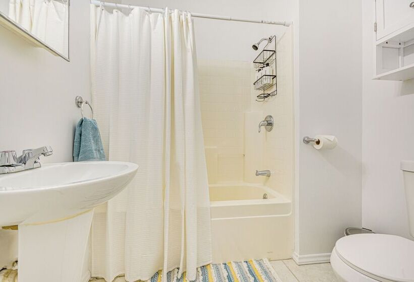 Dogwood Cottage  W/ Fireplace: 1 Mi To University