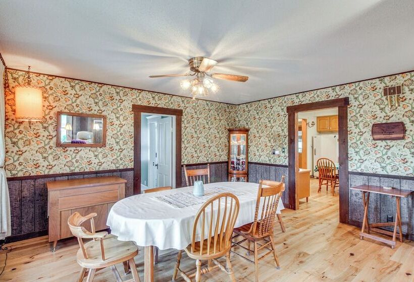 Erie Farmhouse W/ Fire Pit + Grill: Pets Welcome!