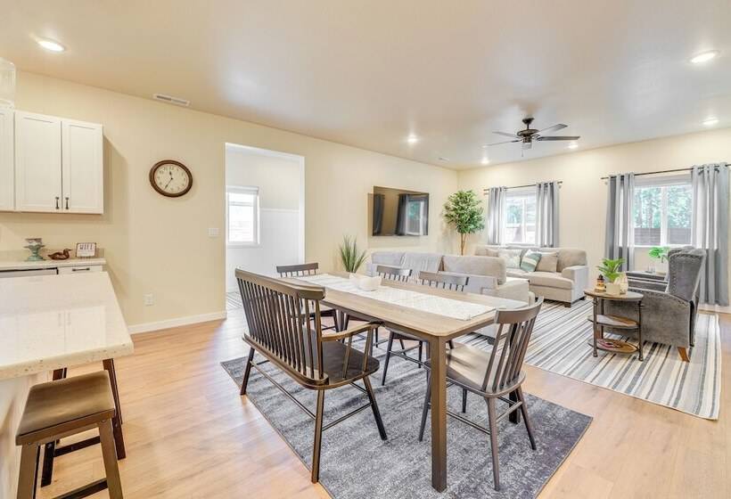 Family Friendly Florence Home: 3 Mi To The Coast!