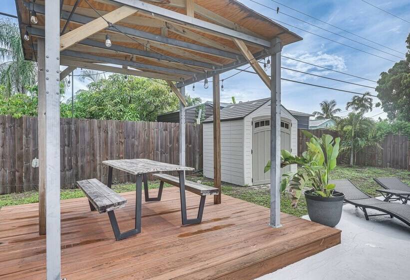 Hollywood Vacation Home W/ Patio & Gas Grill!