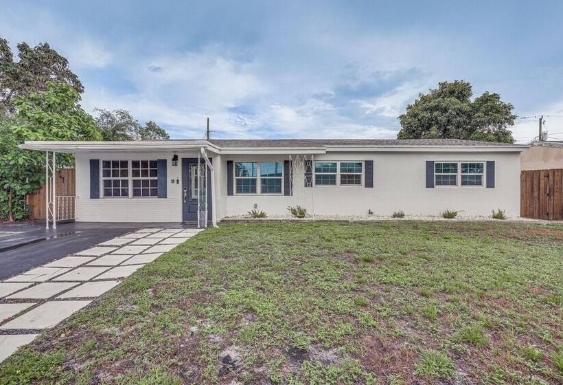 Hollywood Vacation Home W/ Patio & Gas Grill!