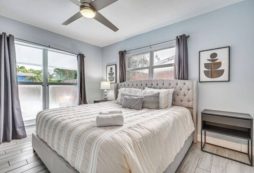 Hollywood Vacation Home W/ Patio & Gas Grill!