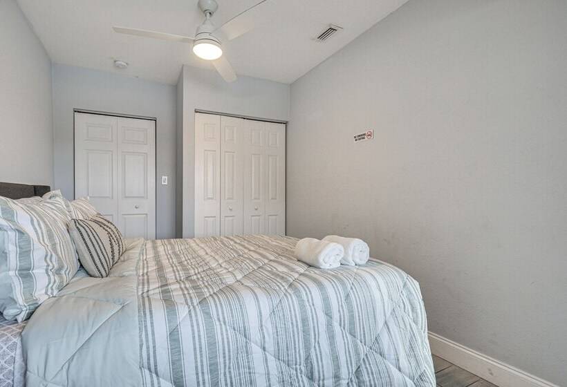 Hollywood Vacation Home W/ Patio & Gas Grill!