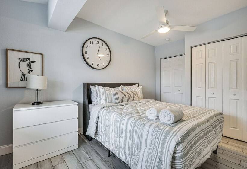 Hollywood Vacation Home W/ Patio & Gas Grill!