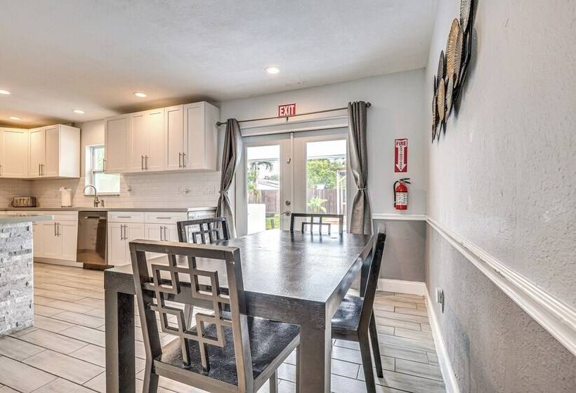 Hollywood Vacation Home W/ Patio & Gas Grill!