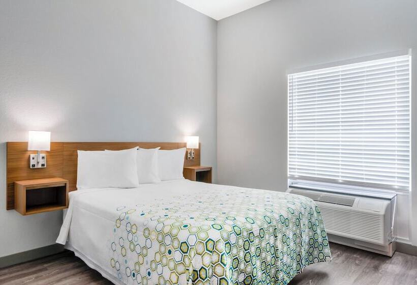 Отель Hometowne Studios By Red Roof Tampa   Airport