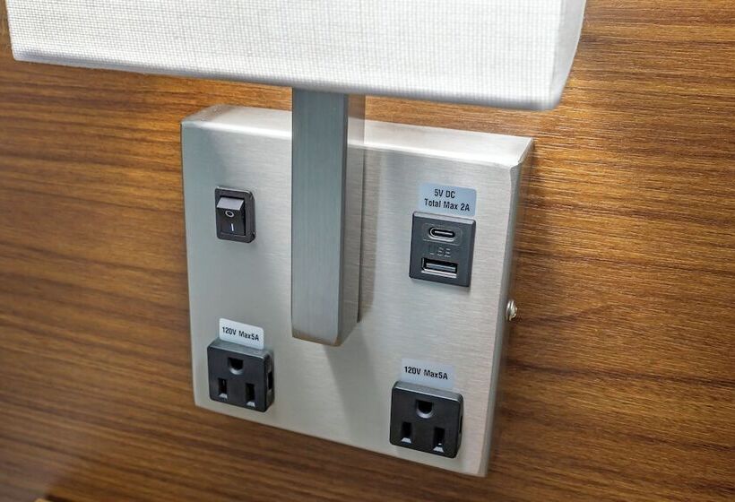 Отель Hometowne Studios By Red Roof Tampa   Airport