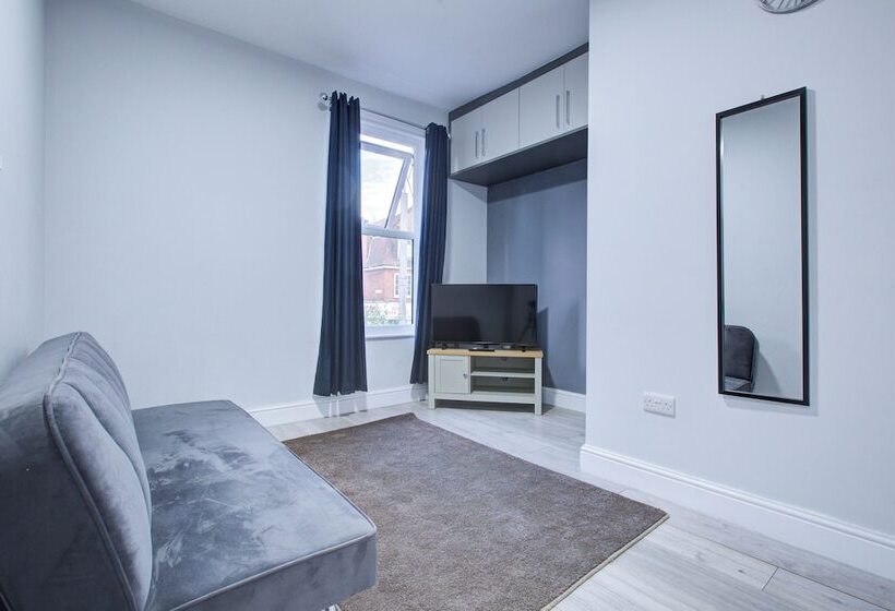 فندق Oyo Trendy Apartments London