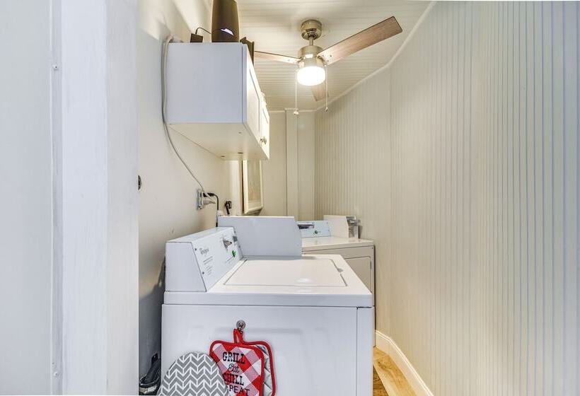 Largo Duplex W/ Patio, Near Beaches & Dining!