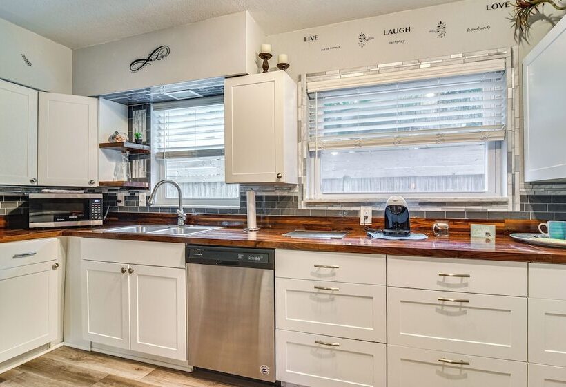 Largo Duplex W/ Patio, Near Beaches & Dining!