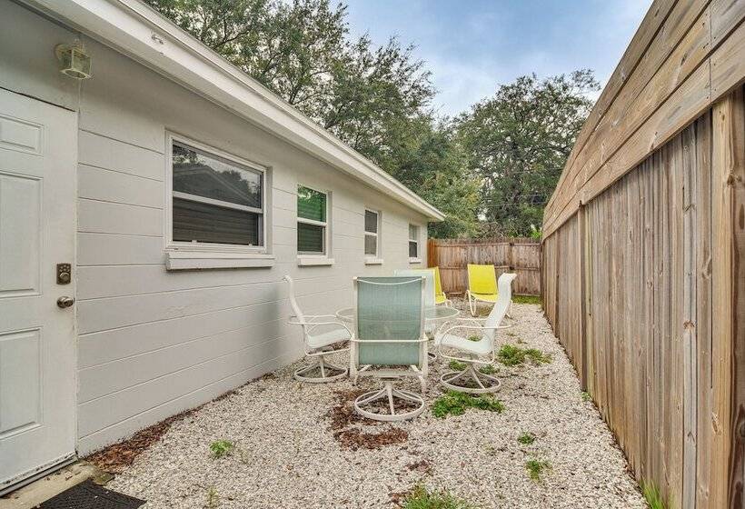 Largo Duplex W/ Patio, Near Beaches & Dining!