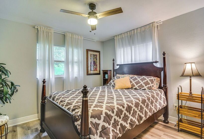 Largo Duplex W/ Patio, Near Beaches & Dining!