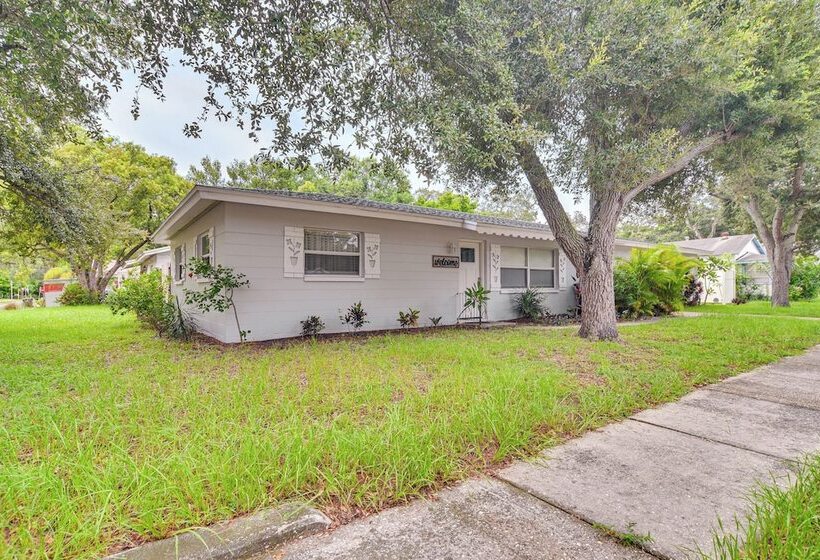 Largo Duplex W/ Patio, Near Beaches & Dining!