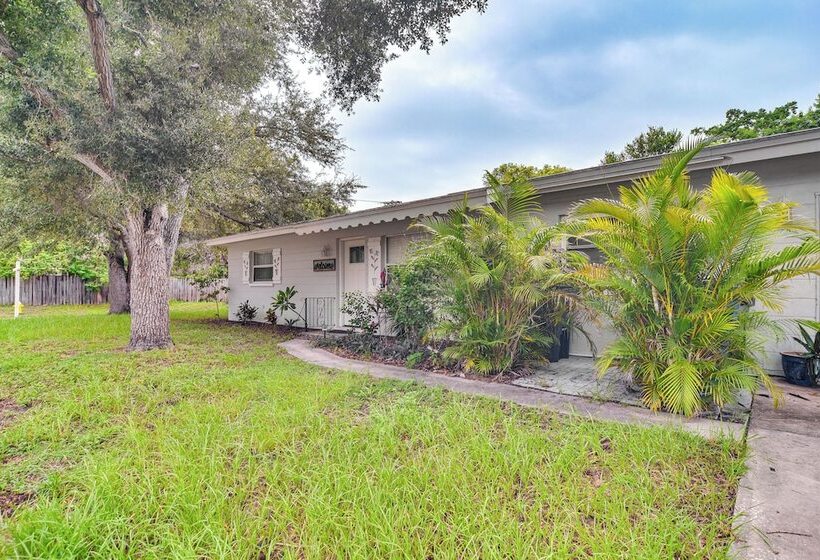 Largo Duplex W/ Patio, Near Beaches & Dining!