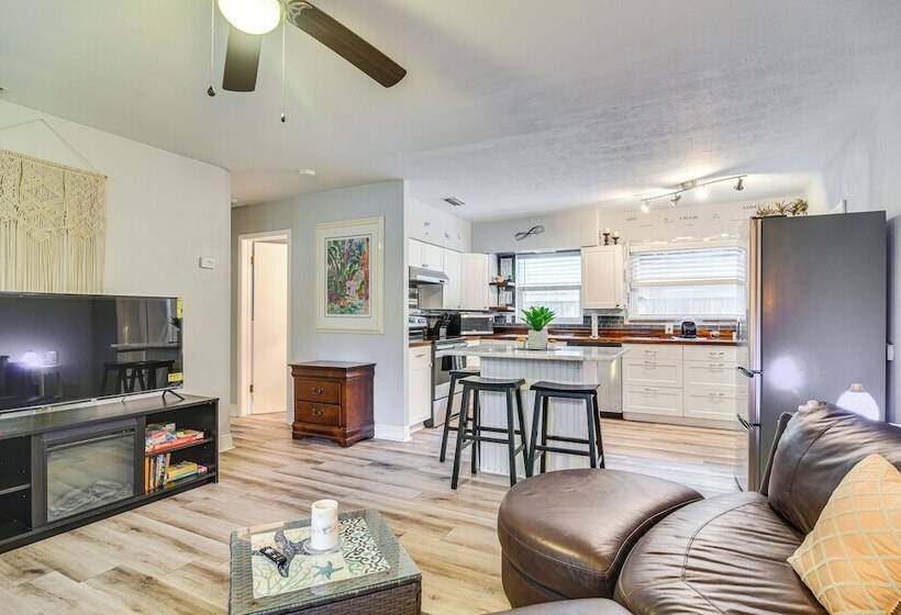 Largo Duplex W/ Patio, Near Beaches & Dining!