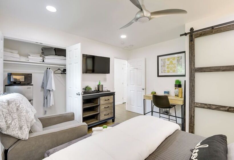 Fire Pit & Gazebo   Luxe Severn Family Home!