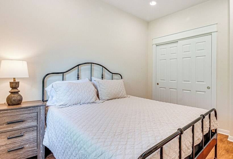 Montgomery Cottage W/ Fenced Yard < 1 Mi To Lakes!