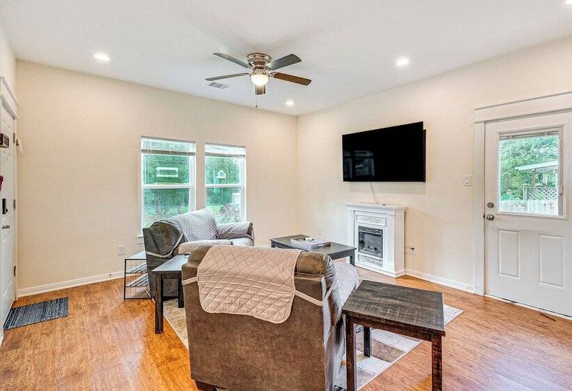 Montgomery Cottage W/ Fenced Yard < 1 Mi To Lakes!