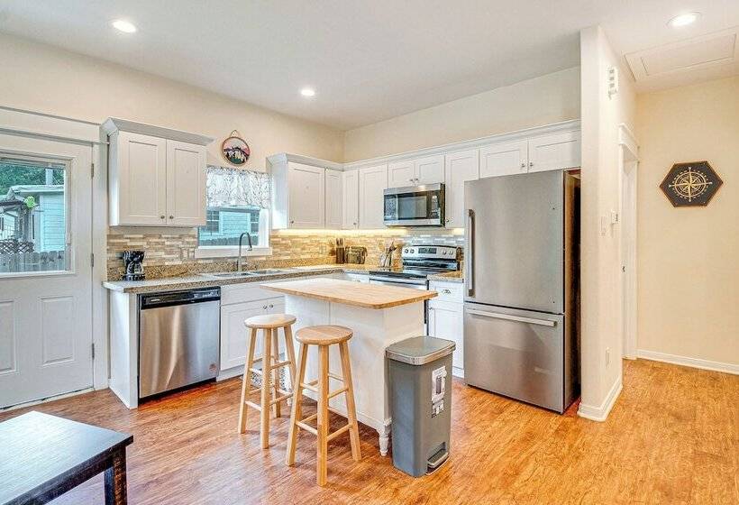 Montgomery Cottage W/ Fenced Yard < 1 Mi To Lakes!