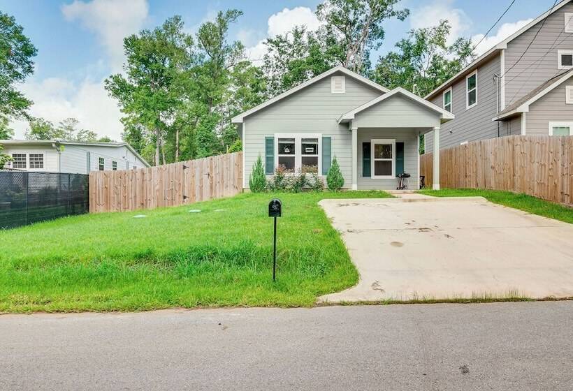 Montgomery Cottage W/ Fenced Yard < 1 Mi To Lakes!