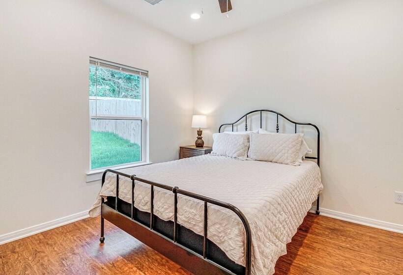 Montgomery Cottage W/ Fenced Yard < 1 Mi To Lakes!