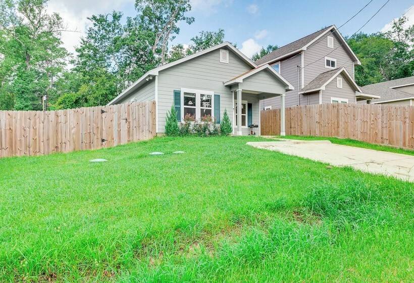 Montgomery Cottage W/ Fenced Yard < 1 Mi To Lakes!