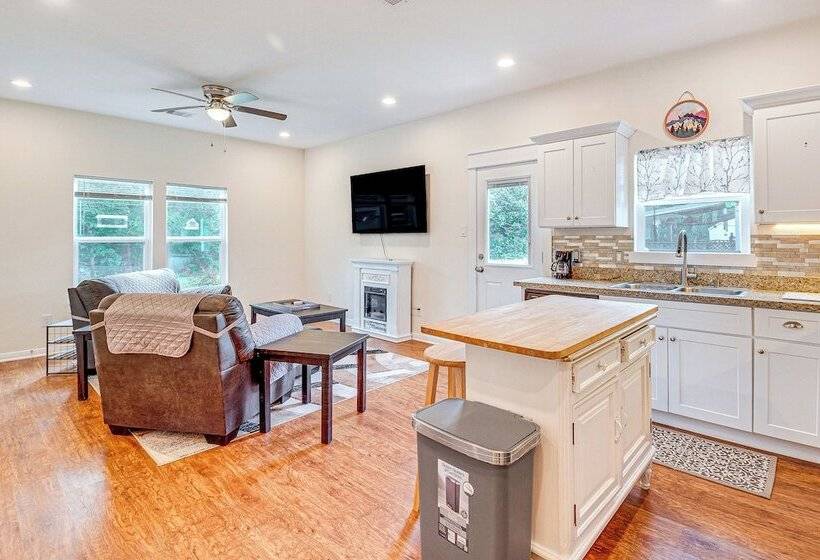 Montgomery Cottage W/ Fenced Yard < 1 Mi To Lakes!