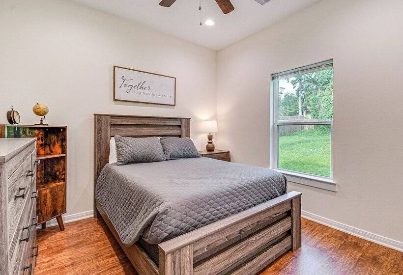 Montgomery Cottage W/ Fenced Yard < 1 Mi To Lakes!