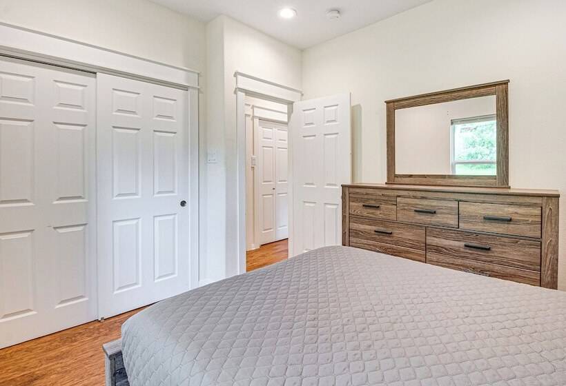 Montgomery Cottage W/ Fenced Yard < 1 Mi To Lakes!