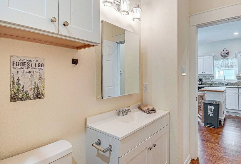 Montgomery Cottage W/ Fenced Yard < 1 Mi To Lakes!