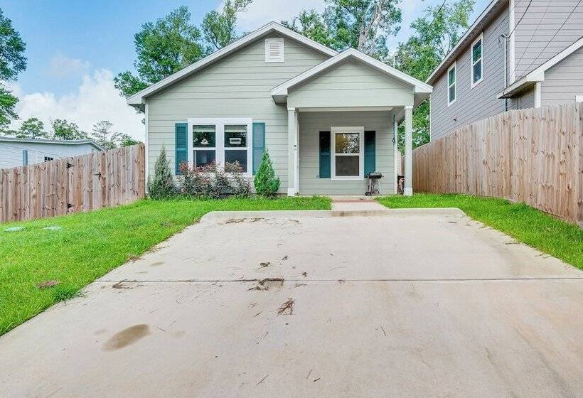 Montgomery Cottage W/ Fenced Yard < 1 Mi To Lakes!