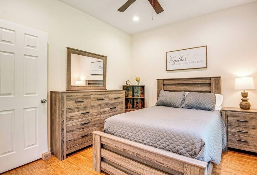 Montgomery Cottage W/ Fenced Yard < 1 Mi To Lakes!