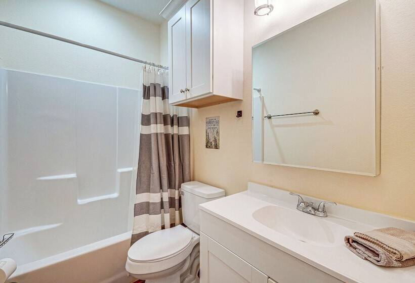 Montgomery Cottage W/ Fenced Yard < 1 Mi To Lakes!