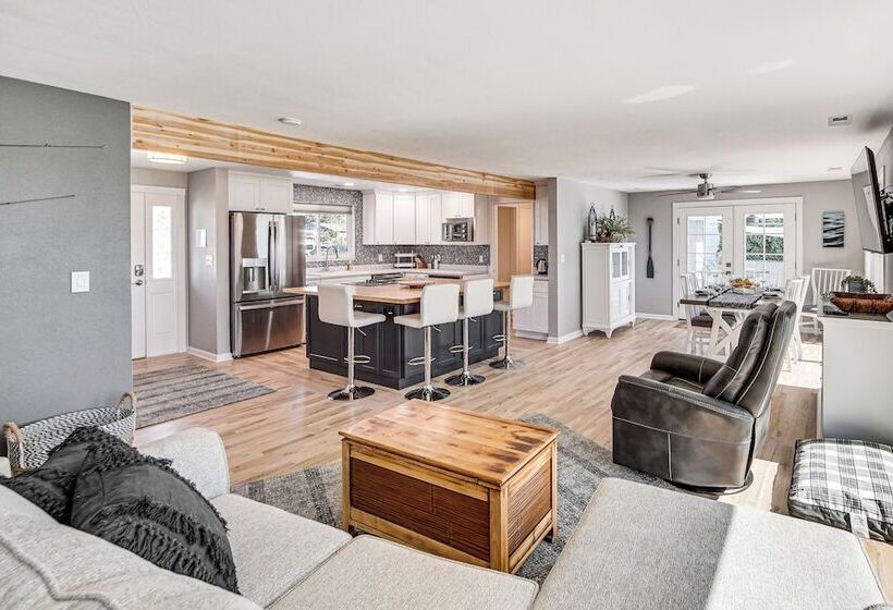 Moses Lake Retreat W/ Stunning Outdoor Oasis!