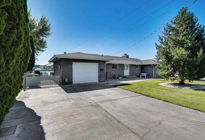 Moses Lake Retreat W/ Stunning Outdoor Oasis!