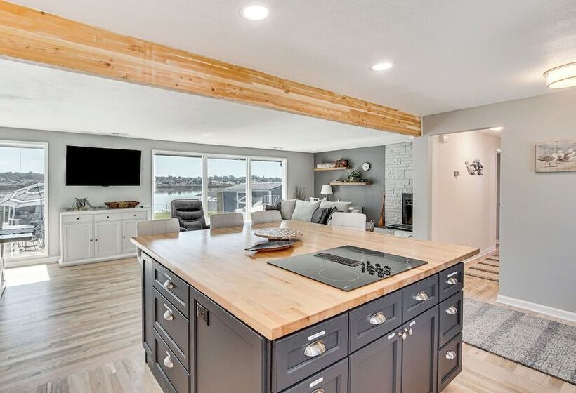 Moses Lake Retreat W/ Stunning Outdoor Oasis!