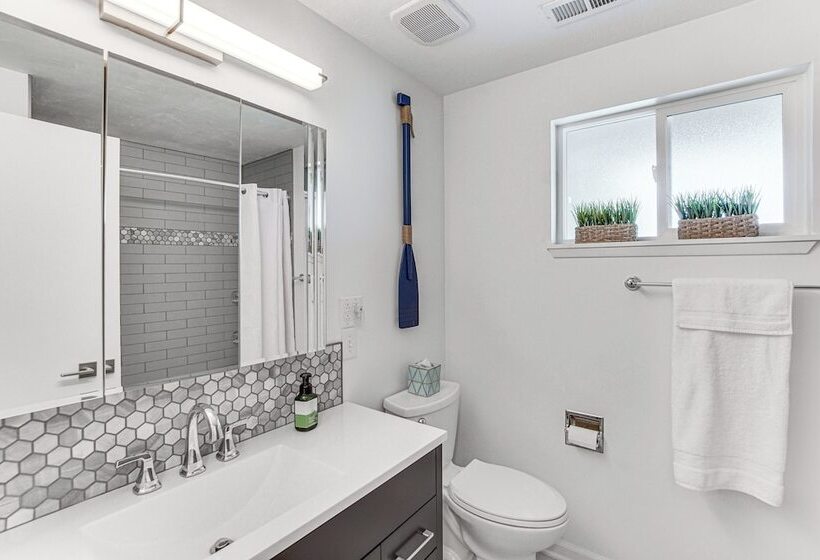 Moses Lake Retreat W/ Stunning Outdoor Oasis!