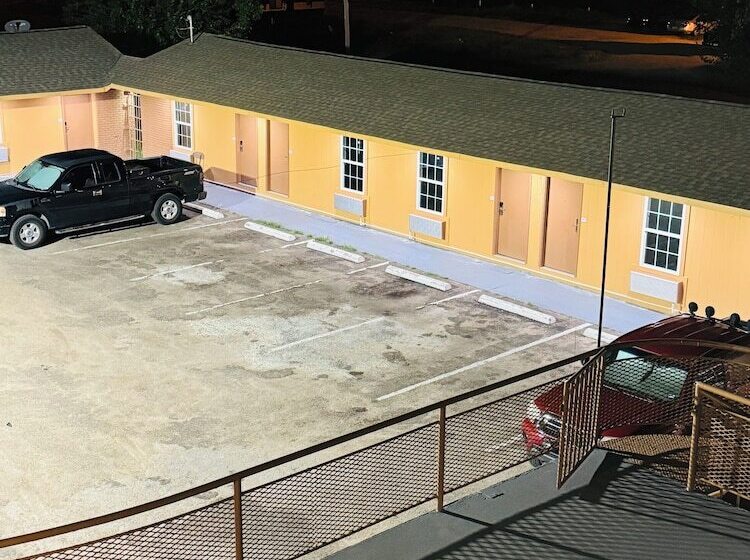 מוטל Express Inn & Suites