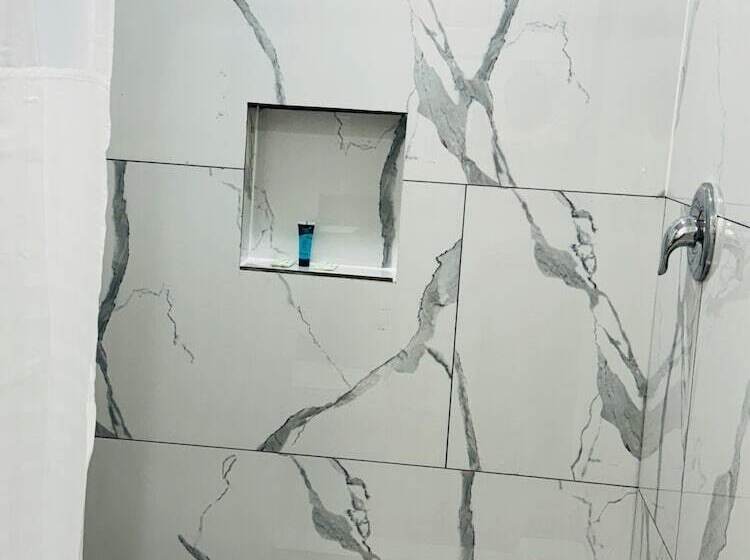 מוטל Express Inn & Suites