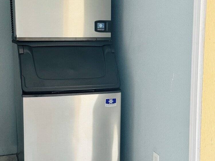 מוטל Express Inn & Suites